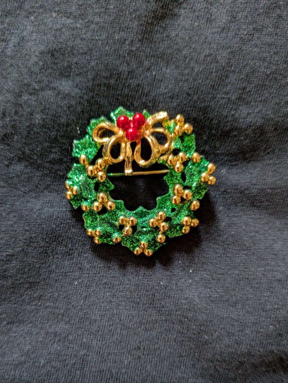 Festive Green and Gold Tone Wreath Brooch with Red Accents